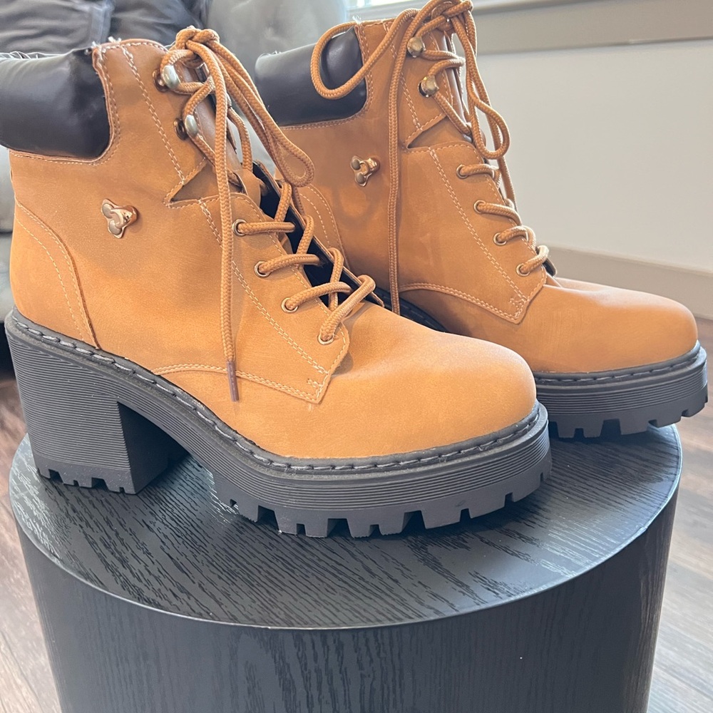 COMBAT Stylish Tan Lace-Up Boots with Chunky Heel